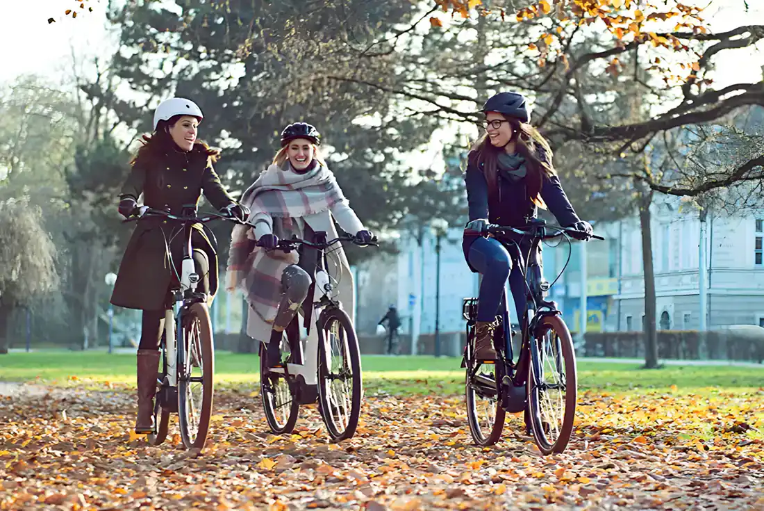 Fahrradfahren mit Freunden im Freien