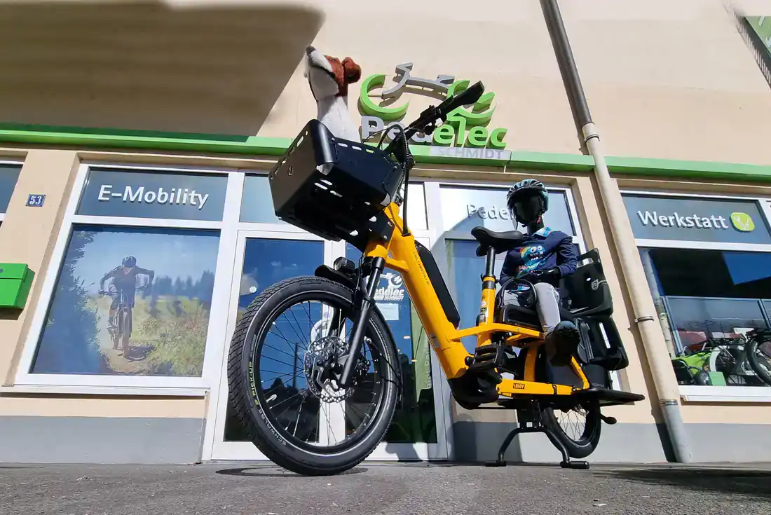 Lastenrad mit Hund vor E-Bike-Laden
