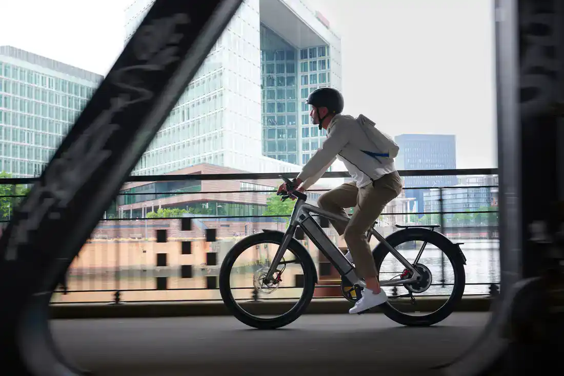 Radfahrer fährt entlang eines Wassers