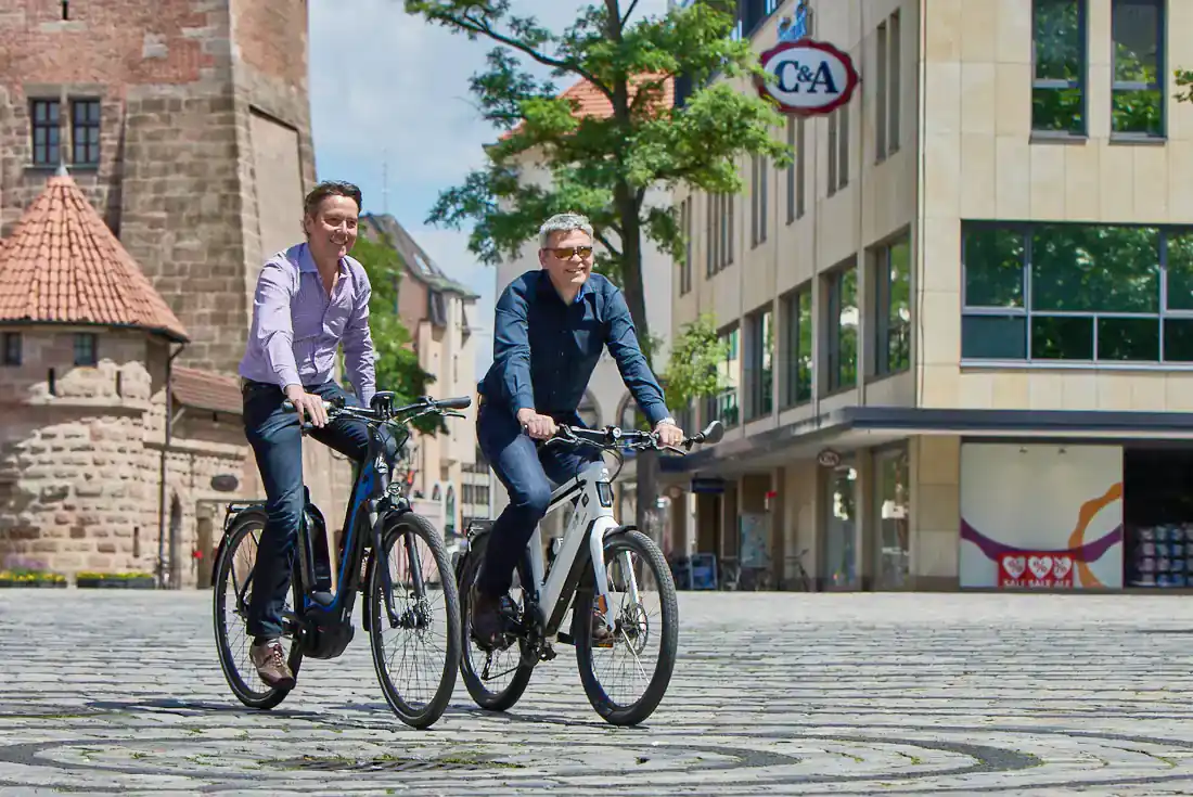 zwei E-Bikefahrer in Nürnberg
