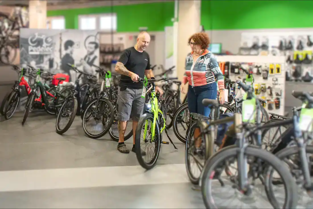 Fahrradladen Verkaufsgespräch Mann und Frau